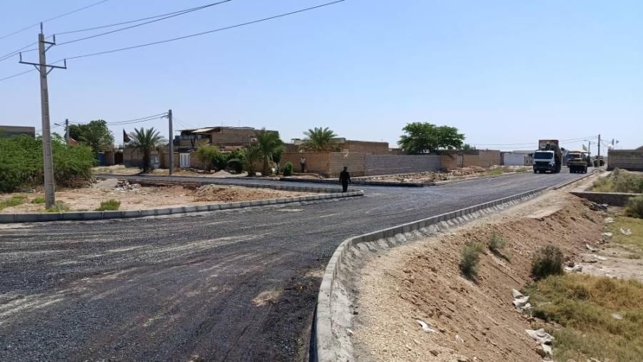آسفالت معابر روستای سید یابر با تأمین قیر رایگان و مشارکت بنیاد مسکن و دهیاری